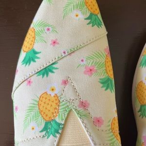 TOMS pineapple print classic slip on shoes NWB